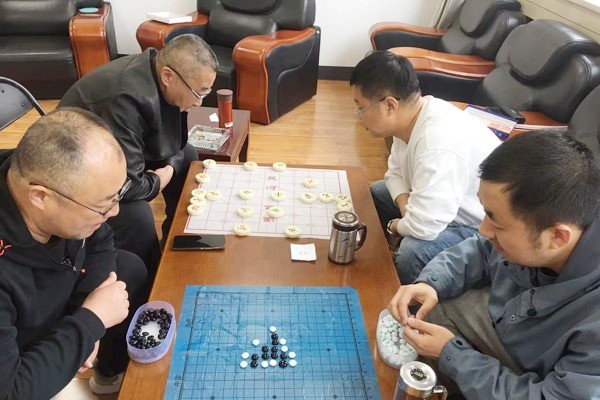 剧烈运动扑克牌(扑克牌临场落汗方法)