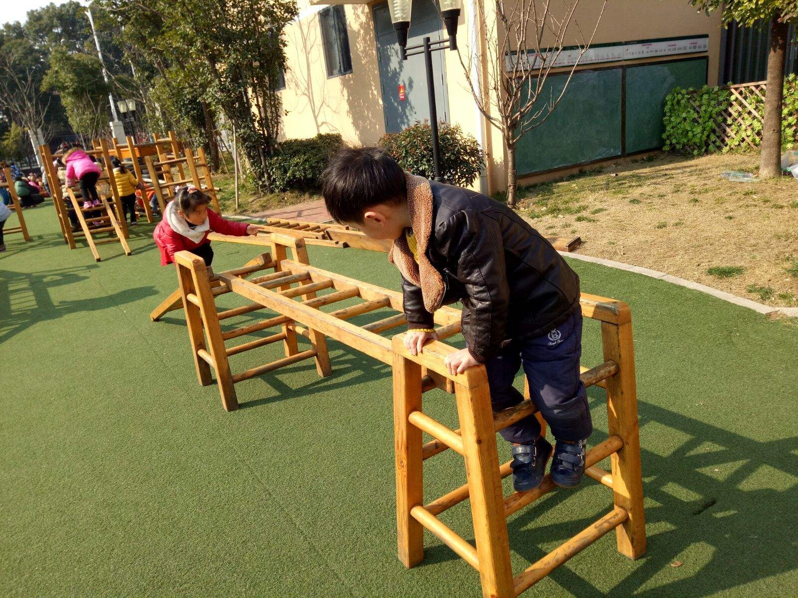 安吉梯子搭建自主游戏视频-安吉游戏梯子玩法和规则图片
